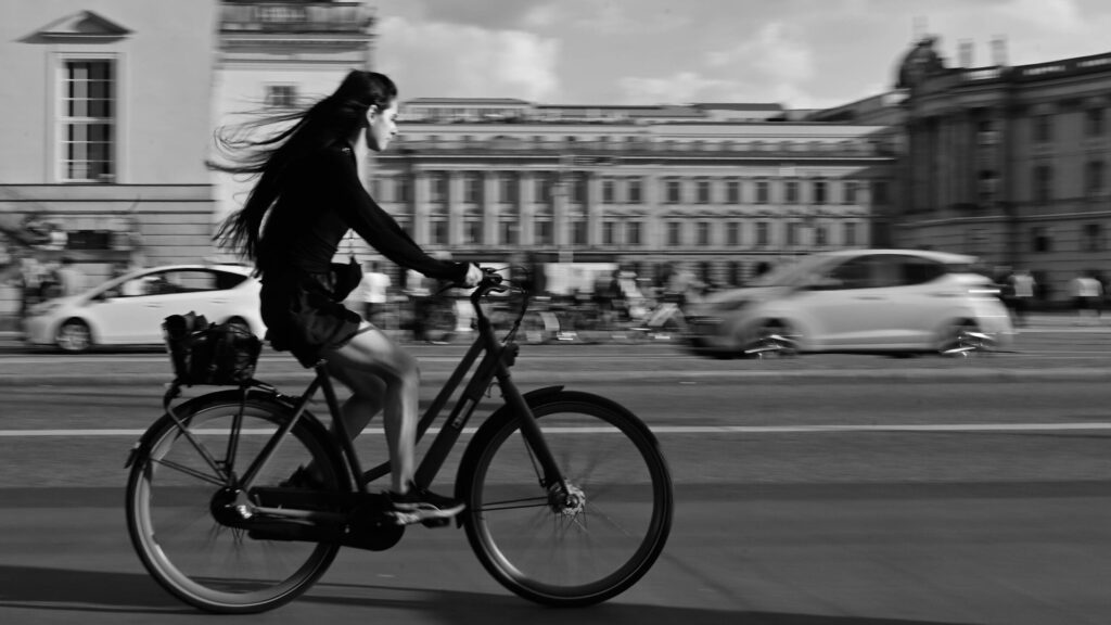 Bikerin Unter den Linden Fotograf: Leyla Dirim