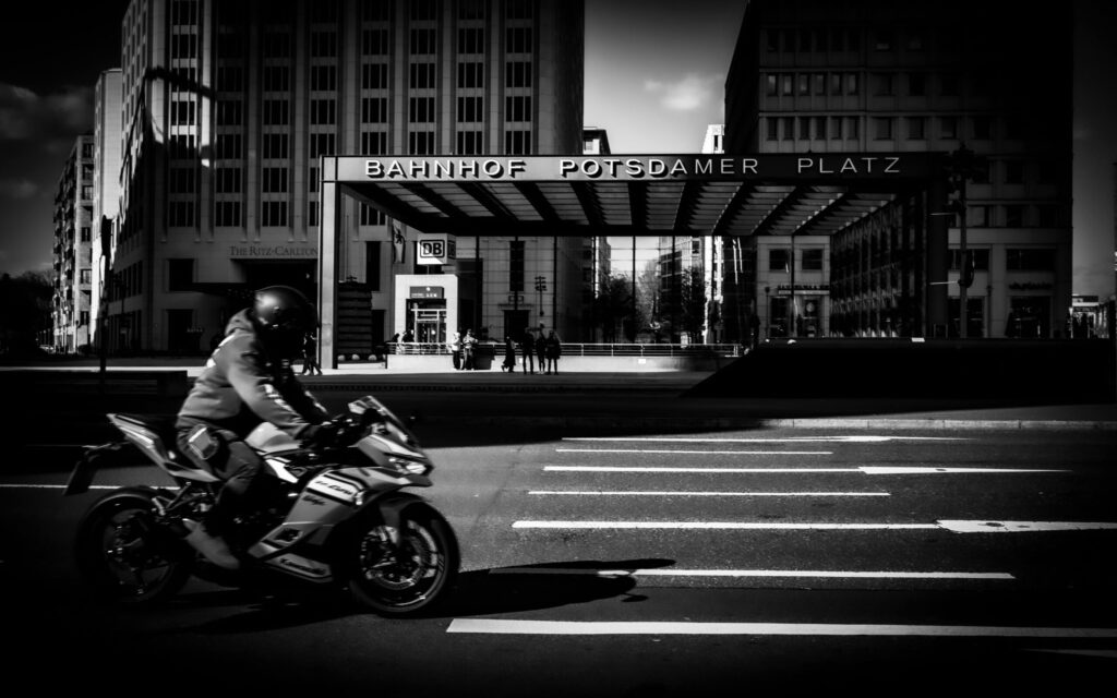 Motorradfahrer Potsdamer Platz Fotograf: Leyla Dirim