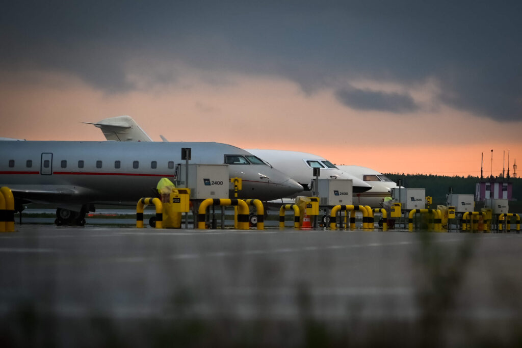 Flieger posieren im Sonnenuntergang