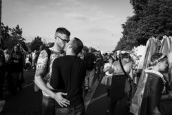 Zwei Männer küssen sich auf den Mund. CSD Szene 2023. Zwei Männer küssen sich auf den Mund.