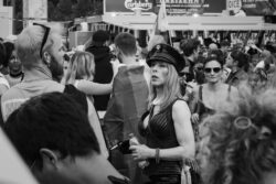 where´s Wilma eine Person in der Mitte einer Menschenmenge schaut suchend in Blickrichtung der Kamera vorbei. CSD 2023
